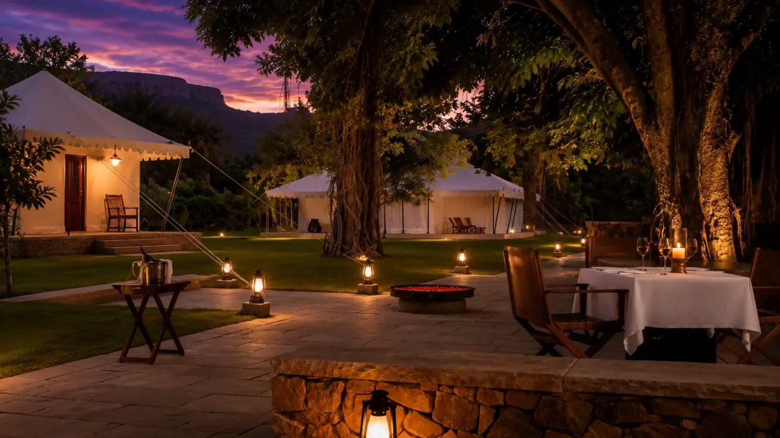 Outdoor dining area at Aman-i-Khás featuring luxury safari tents, lantern lighting, and a peaceful evening ambiance near Ranthambore.